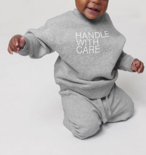 Typo & Texte, Handle with care vegan gedruckt auf Baby Sweatshirt, faibleshop.com