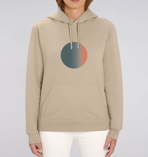 Frau trägt einen organic hoodie in der farbe dessert dust, vegan bedruckt mit dem Design: Punkt