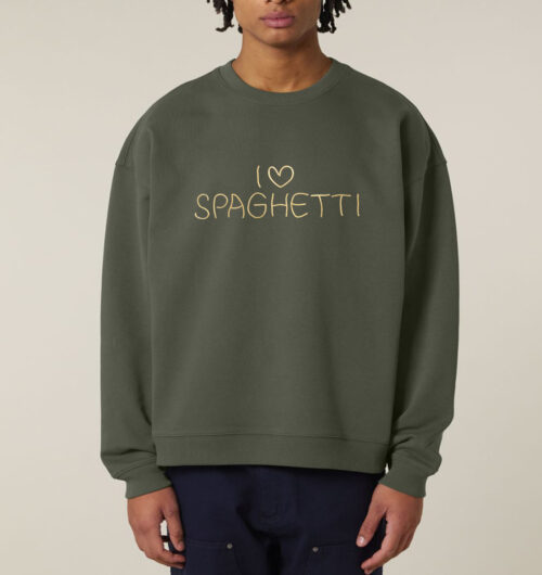 Foto von einem Mann der ein Organic Oversize-Sweatshirt trägt mit dem aus Spaghetti erzeugten Druckmotiv: I love Spaghetti