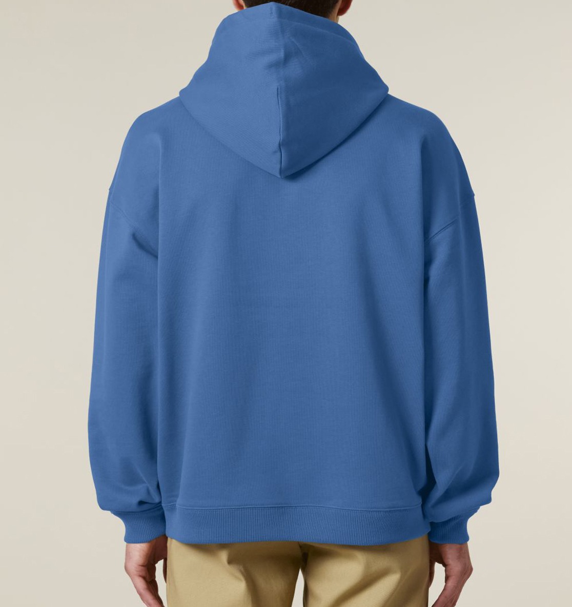 Foto von einem Mann, der einen Organic Oversize Hoodie in der Farbe Mindful Blue trägt mit dem aus Spaghetti erzeugten Druckmotiv: I love Spaghetti