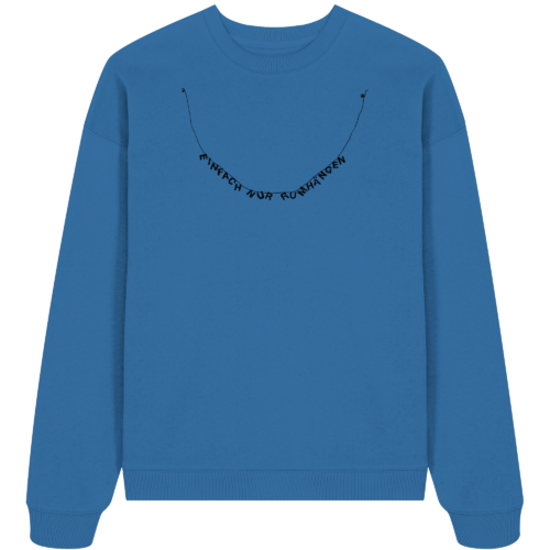 der in kettenform gestaltete schriftzug: einfach nur rumhängen auf einem oversize sweatshirt