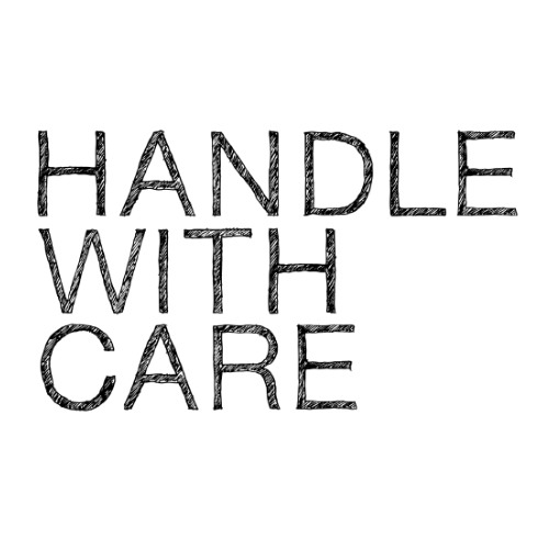 ein handgeschriebenes, Druckmotiv HANDLE WITH CARE vegan gedruckt auf Basics aus Bio-Baumwolle