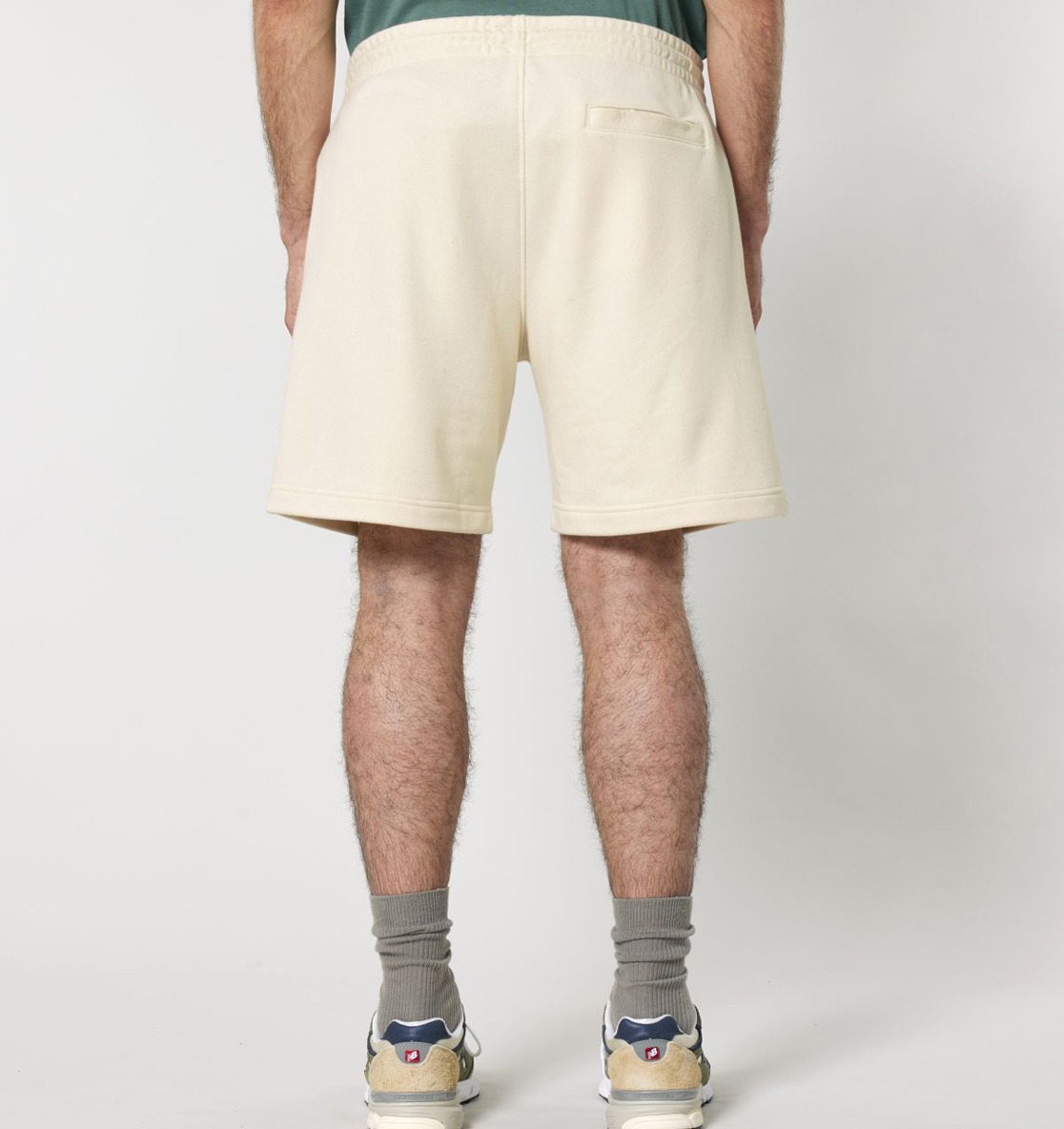 Hi aus Blumenbuchstaben vegan gedruckt auf Organic Jogger Shorts