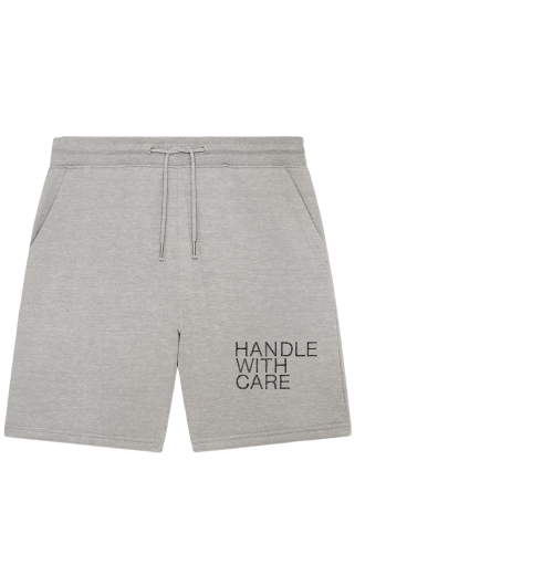 HANDLE WITH CARE – Der handgeschriebene Schriftzug wird vegan auf die organic Shorts deiner Wahl gedruckt und plastikfrei verpackt geliefert.