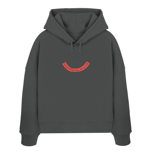 beautiful things happen when you smile. Der handgeschriebene Schriftzug wird vegan auf den Hoodie deiner Wahl gedruckt