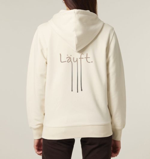 Das handgeschriebene Design "Läuft" vegan gedruckt auf der Rückseite von einem Zipper/Hoodie mit Reißverschluß aus Bio-Baumwolle in der Farbe Natural Raw