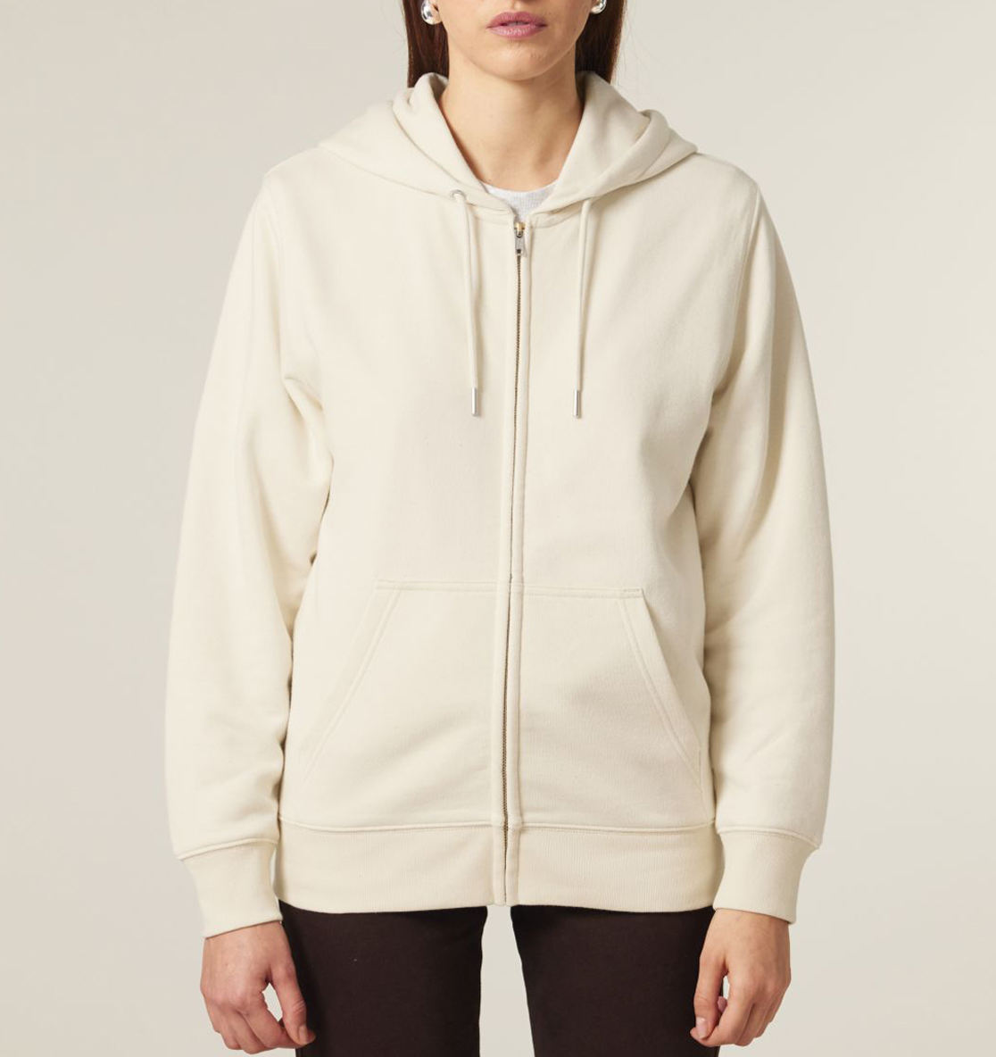 Das handgeschriebene Design "Läuft" vegan gedruckt auf der Rückseite von einem Zipper/Hoodie mit Reißverschluß aus Bio-Baumwolle in der Farbe Natural Raw