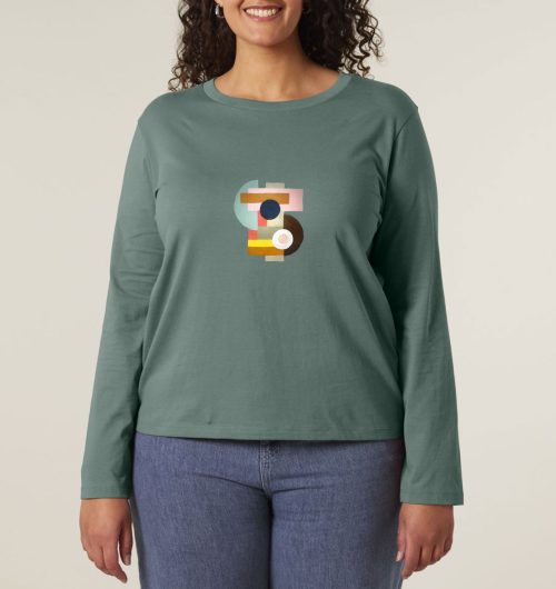 Bild von einer Frau die Farbella, das handgemalte Design auf einem organic Langarm T-Shirt in der Farbe Green Bay trägt